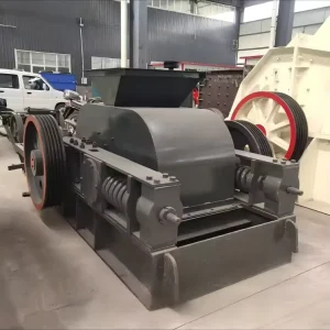 Adjustable Gap Roller Crusher Gear Bearing Fine Tuning Control AC Motor 1 Year Warranty 50-90t/h Capacity Sand Making Machinery