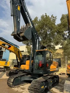 Genuine Korean made Hyundai 220LC 9S 22 ton Medium sized Excavator with Cummins Engine Used Unit Available in Stock