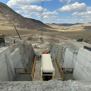 Heavy Apron Feeder for Coal Iron Gold Ore Cement Applications High Capacity Customized Design Trough Plate Easy Maintenance