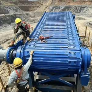 Heavy Duty Apron Feeder Bauxite Iron Ore Mining 200t h Capacity TTEPT Motor PLC Pump Gearbox Bearing Customizable Material 1