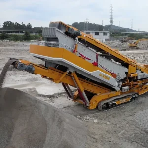Heavy Duty Linear Mobile Crawler Screening Plant With Motor Bearing Gear For Ore Mining