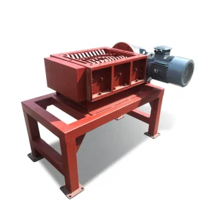 Industrial Double Shaft Roller Type Shredding Crushing Machine With Engine Motor Bearing 7.5kW Power