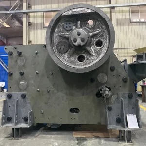 Jaw Crusher with Conveyor Feeder Mobile Crusher with Screen Max.350t/h Capacity AC Motor Bearing Gear Core Components