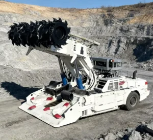 ML520A Heavy Duty Continuous Miner for Hard Rock Coal Mining 90t Underground Cutter 415V 795kW Motor Dust Removal System