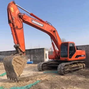Second Hand Construction Equipment DH300 Excavator 30 Ton Heavy Digger for Foundation Work and Road Construction