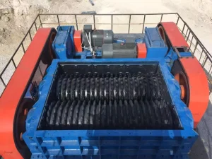 Toothed Double Roll Crusher with PLC Controlled AC Motor Designed Capacity High Manganese Steel Casting Parts for Mining Use