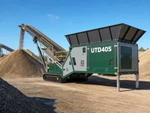 UTD40S Tracked Mobile Feed Stacker Conveyor 5m Hopper 7.5m Stacking Height ISO Certified 120m min Speed for Aggregates